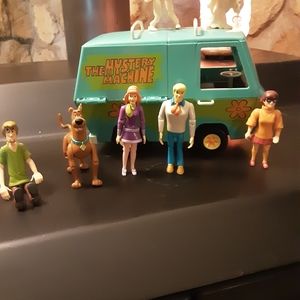 Scooby Doo, The Gang, Mystery Machine and Glow in the dark Creeper and Ghost!